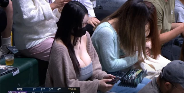 Đeo khẩu trang kín mít, cô nàng hot girl bất ngờ gây sốt khi đi xem bóng rổ, dân mạng nhanh chóng truy tìm danh tính
