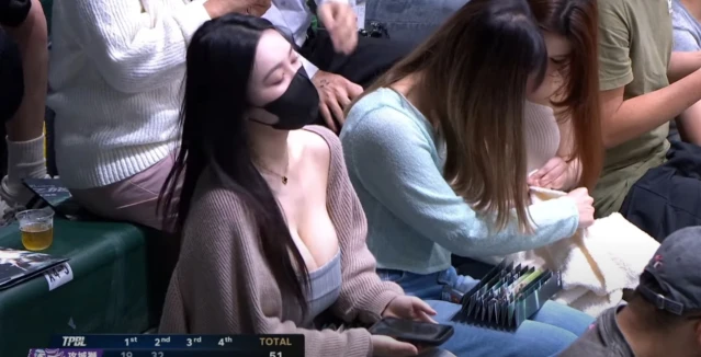Đeo khẩu trang kín mít, cô nàng hot girl bất ngờ gây sốt khi đi xem bóng rổ, dân mạng nhanh chóng truy tìm danh tính