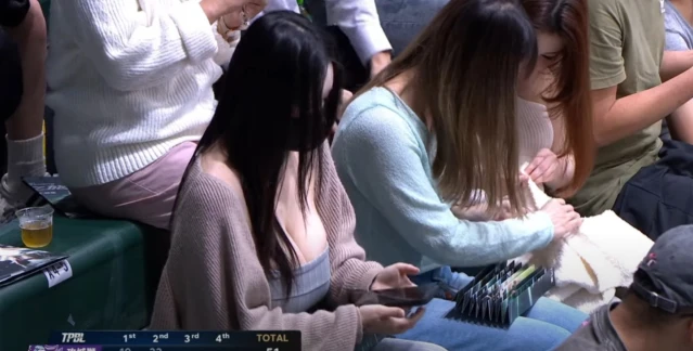 Đeo khẩu trang kín mít, cô nàng hot girl bất ngờ gây sốt khi đi xem bóng rổ, dân mạng nhanh chóng truy tìm danh tính