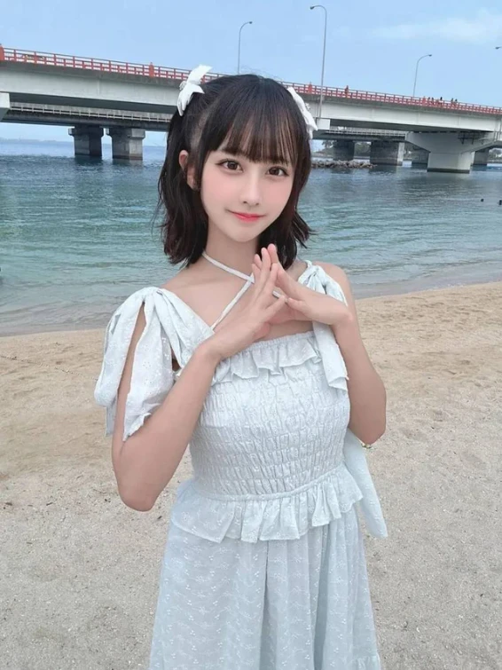 Đi dạo biển trong trang phục "mát mẻ", hot girl xinh đẹp gặp sự cố khó đỡ, vội mua thêm áo khoác