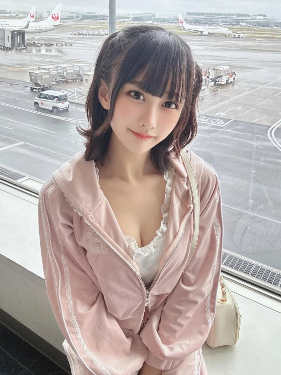 Đi dạo biển trong trang phục "mát mẻ", hot girl xinh đẹp gặp sự cố khó đỡ, vội mua thêm áo khoác