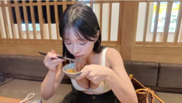Dùng hot girl gợi cảm làm mẫu review đồ ăn trên YouTube, đoạn video bất ngờ bị chỉ trích nặng nề, cố tình câu view