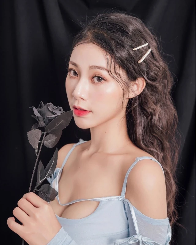 Hot girl đình đám bị tố lừa đảo tình cảm, fan chi hơn 500 triệu chỉ được gặp mặt chưa đầy 10 phút