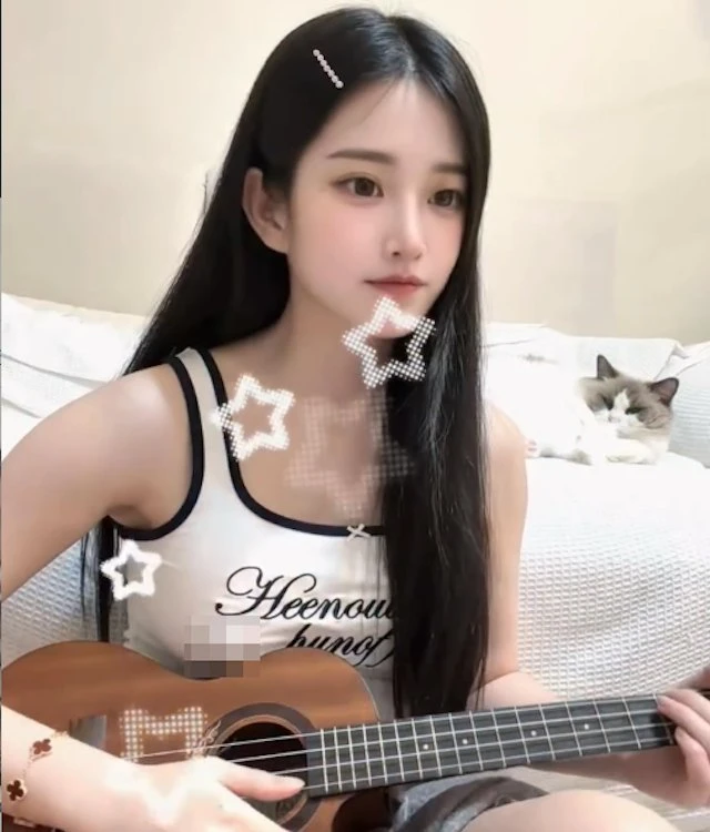 Hot girl nổi tiếng gây tranh cãi vì phong cách ăn mặc táo bạo, tiết lộ thói quen "nâu bờ-ra"