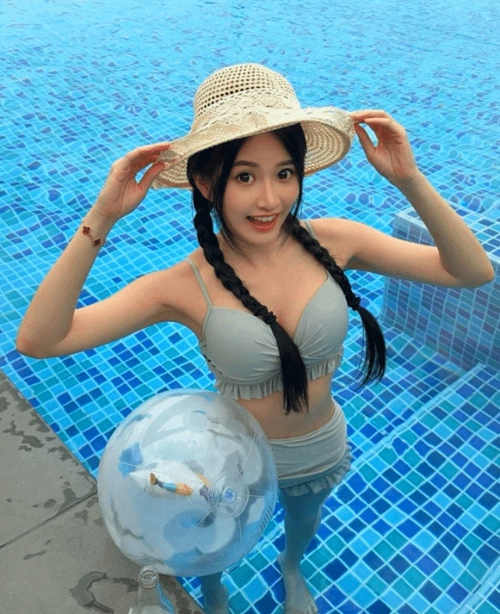Hot girl nổi tiếng gây tranh cãi vì phong cách ăn mặc táo bạo, tiết lộ thói quen "nâu bờ-ra"