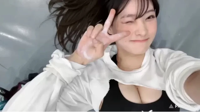 Làm clip leo núi trong nhà, nữ YouTuber gợi cảm bất ngờ nhận nhiều chỉ trích, CĐM khẳng định cố tình "câu view" hơn là vận động