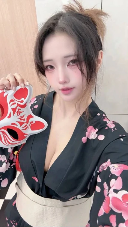 Liên tục khoe sự gợi cảm, hot girl nổi tiếng bất ngờ bị khóa tài khoản livestream, nghi do bị "báo cáo" quá nhiều Liên tục khoe sự gợi cảm, hot girl nổi tiếng bất ngờ bị khóa tài khoản livestream, nghi do bị "báo cáo" quá nhiều