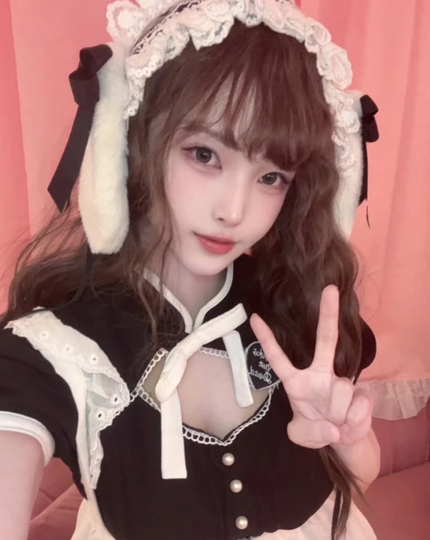 Liên tục khoe sự gợi cảm, hot girl nổi tiếng bất ngờ bị khóa tài khoản livestream, nghi do bị "báo cáo" quá nhiều Liên tục khoe sự gợi cảm, hot girl nổi tiếng bất ngờ bị khóa tài khoản livestream, nghi do bị "báo cáo" quá nhiều