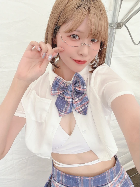 Liều lĩnh tạo thử thách gập bụng theo lượt like, hot girl gợi cảm "méo mặt" khi thấy con số, trả nợ nửa năm chưa xong
