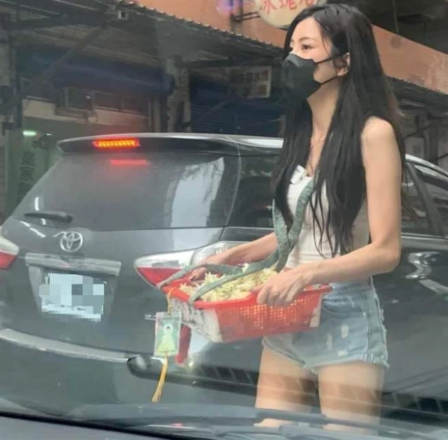 Mặc quần short bán hoa dạo, cô nàng đeo khẩu trang vẫn xinh như hot girl, dân mạng đổ xô tìm info rồi ngã ngửa trước nhan sắc