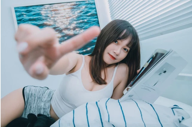 Mặc trang phục gợi cảm xuống đồng làm ruộng, hot girl mạng nhận chỉ trích nặng nề, vẫn được CĐM quan tâm đặc biệt Mặc trang phục gợi cảm xuống đồng làm ruộng, hot girl mạng nhận chỉ trích nặng nề, vẫn được CĐM quan tâm đặc biệt