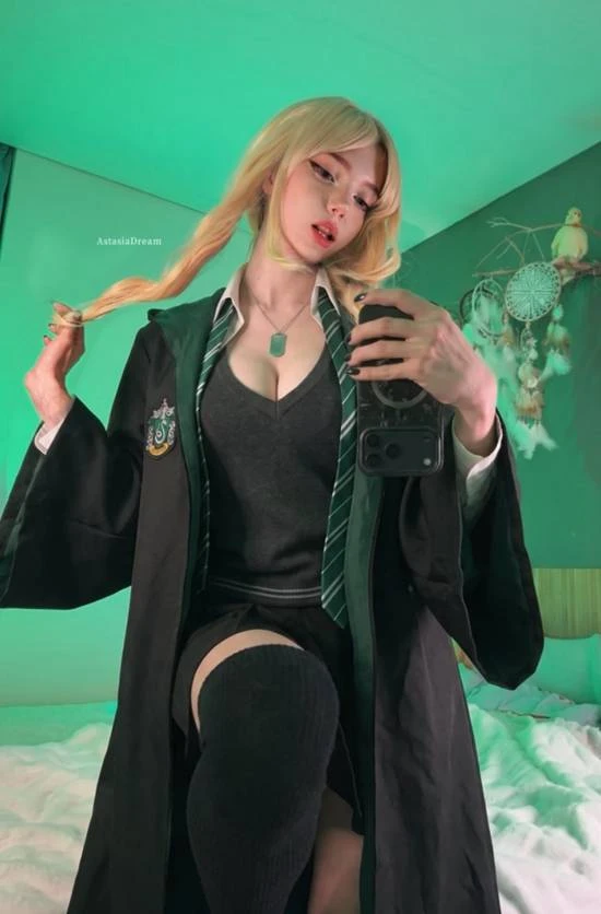 Màn cosplay Malfoy phiên bản nữ đẹp xuất sắc gây sốt cộng đồng mạng, nhan sắc của hot girl khiến fan Harry Potter mê mẩn Màn cosplay Malfoy phiên bản nữ đẹp xuất sắc gây sốt cộng đồng mạng, nhan sắc của hot girl khiến fan Harry Potter mê mẩn