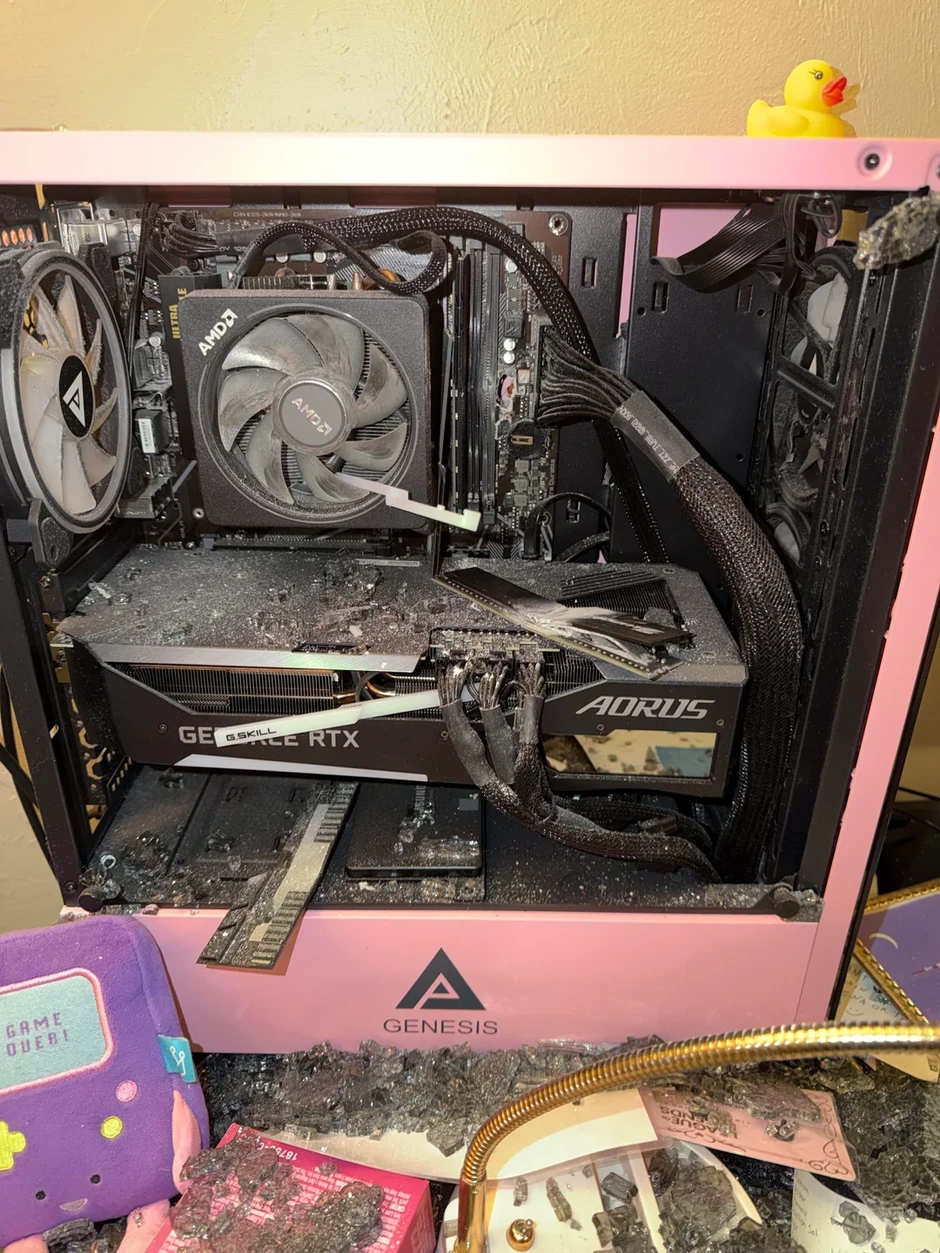 Nam game thủ may mắn nhất năm, được PC "đỡ đạn" theo đúng nghĩa đen, thoát cửa tử trong gang tấc