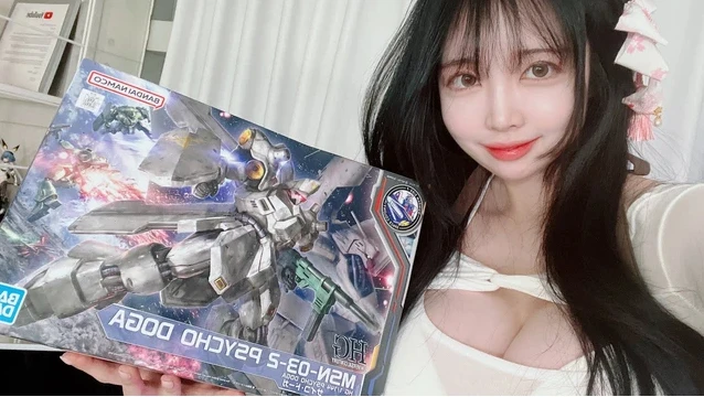 Nổi lên nhờ clip lắp Gundam theo phong cách quyến rũ, nữ YouTuber bất ngờ đổi hướng, chuyển luôn sang làm hot girl gợi cảm Nổi lên nhờ clip lắp Gundam theo phong cách quyến rũ, nữ YouTuber bất ngờ đổi hướng, chuyển luôn sang làm hot girl gợi cảm