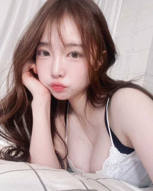 Nổi lên nhờ clip lắp Gundam theo phong cách quyến rũ, nữ YouTuber bất ngờ đổi hướng, chuyển luôn sang làm hot girl gợi cảm Nổi lên nhờ clip lắp Gundam theo phong cách quyến rũ, nữ YouTuber bất ngờ đổi hướng, chuyển luôn sang làm hot girl gợi cảm