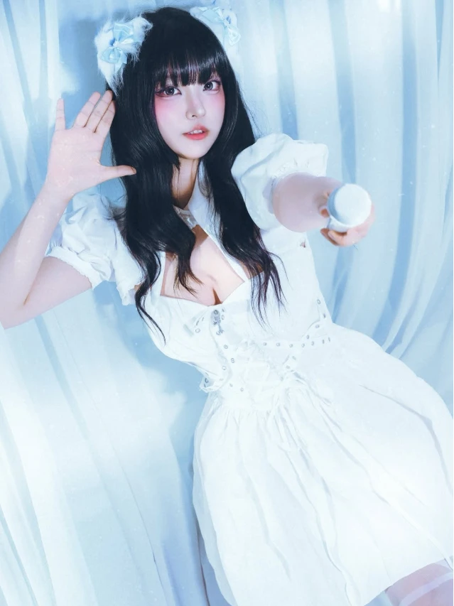 Nữ coser gợi cảm bất ngờ đổ bộ sang làm streamer, vừa xuất hiện đã được "săn đón" tận tình
