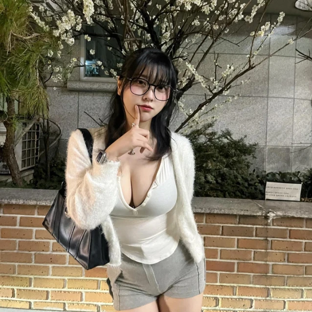 Nữ coser gợi cảm bất ngờ đổ bộ sang làm streamer, vừa xuất hiện đã được "săn đón" tận tình