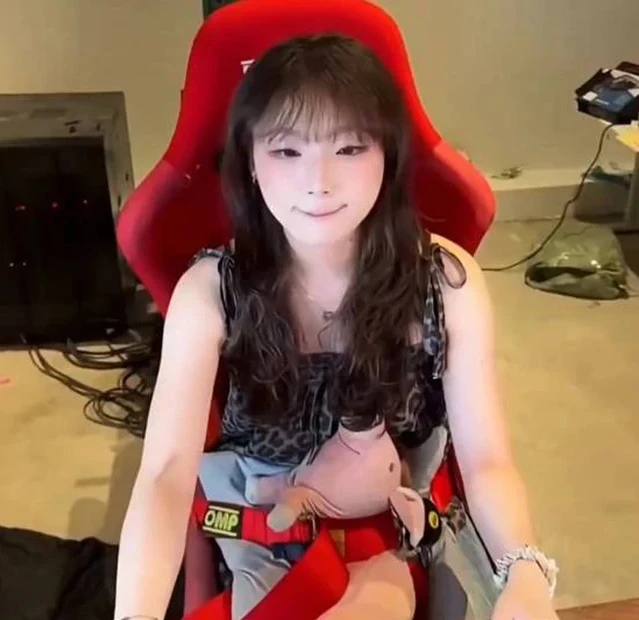 Nữ streamer gây sốc với "ghế tr.a t.ấn", câu donate bất chấp khiến CĐM sững sờ Nữ streamer gây sốc với "ghế tr.a t.ấn", câu donate bất chấp khiến CĐM sững sờ
