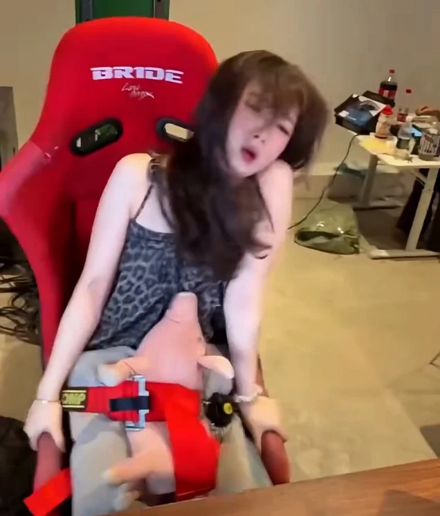 Nữ streamer gây sốc với "ghế tr.a t.ấn", câu donate bất chấp khiến CĐM sững sờ Nữ streamer gây sốc với "ghế tr.a t.ấn", câu donate bất chấp khiến CĐM sững sờ