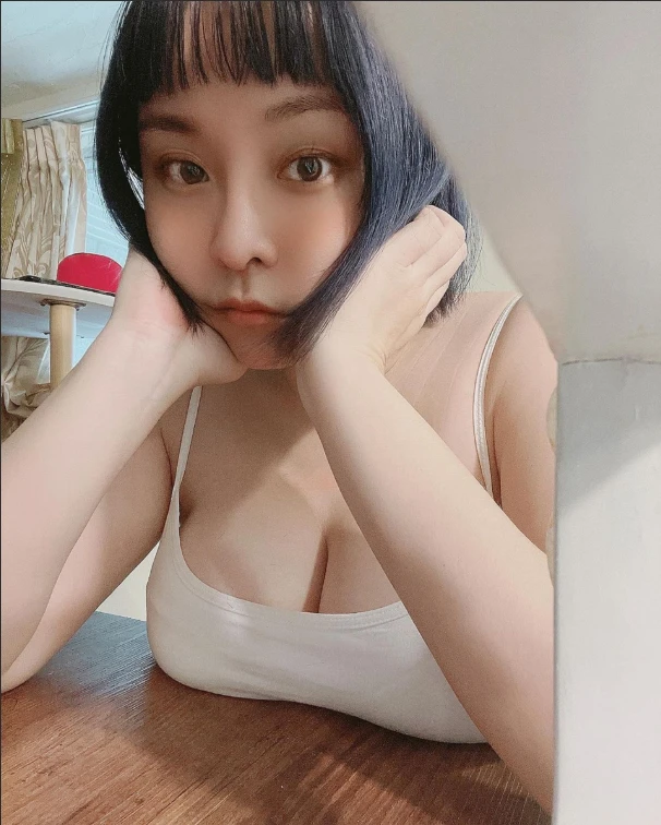 Nữ streamer gợi cảm gây tranh cãi vì rao bán giày cũ với giá trên trời, chỉ trích ngược cộng đồng mạng Nữ streamer gợi cảm gây tranh cãi vì rao bán giày cũ với giá trên trời, chỉ trích ngược cộng đồng mạng