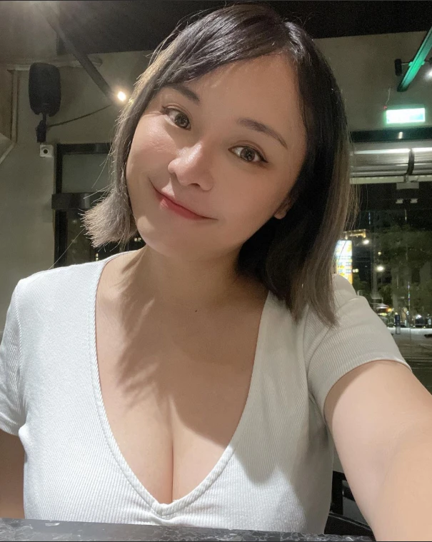 Nữ streamer gợi cảm gây tranh cãi vì rao bán giày cũ với giá trên trời, chỉ trích ngược cộng đồng mạng Nữ streamer gợi cảm gây tranh cãi vì rao bán giày cũ với giá trên trời, chỉ trích ngược cộng đồng mạng