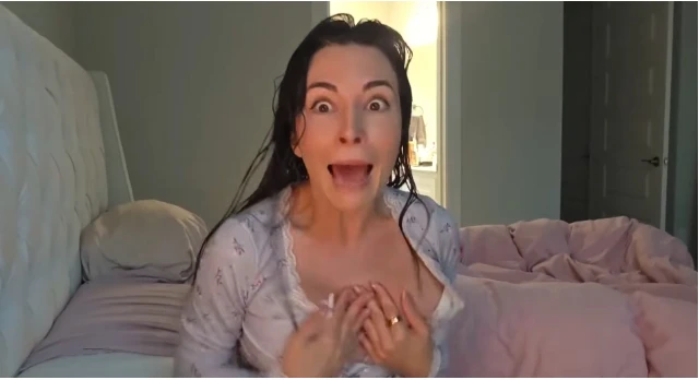 Nữ streamer nổi tiếng bất ngờ gặp sự cố trang phục ngay trên sóng, bung cúc áo khiến người xem hốt hoảng