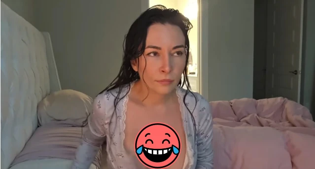 Nữ streamer nổi tiếng bất ngờ gặp sự cố trang phục ngay trên sóng, bung cúc áo khiến người xem hốt hoảng