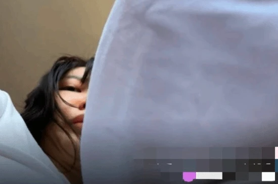 Nữ streamer nổi tiếng bất ngờ lộ mặt mộc khi livestream, nhan sắc khác lạ khiến cộng đồng mạng ngỡ ngàng