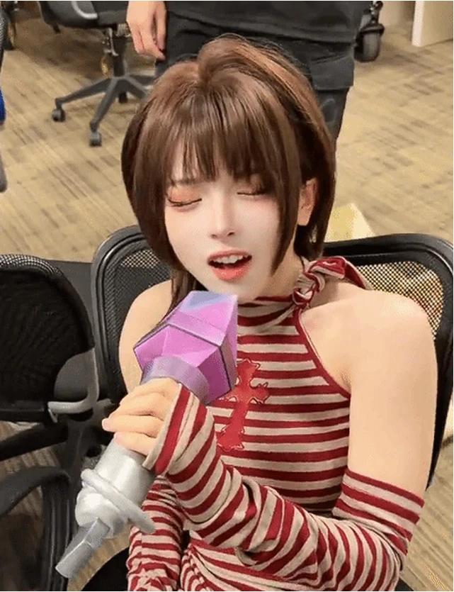 Nữ streamer xinh đẹp bất ngờ tiết lộ chuyện tế nhị của bản thân trên sóng, thừa nhận bản thân đang quá "thiếu thốn"