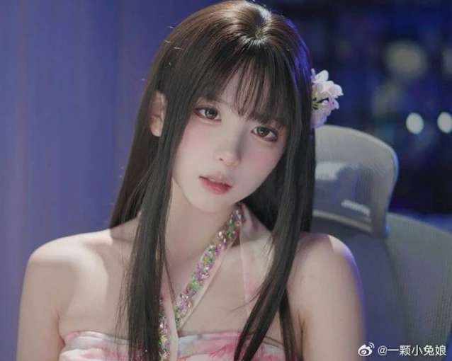 Nữ streamer xinh đẹp bất ngờ tiết lộ chuyện tế nhị của bản thân trên sóng, thừa nhận bản thân đang quá "thiếu thốn"