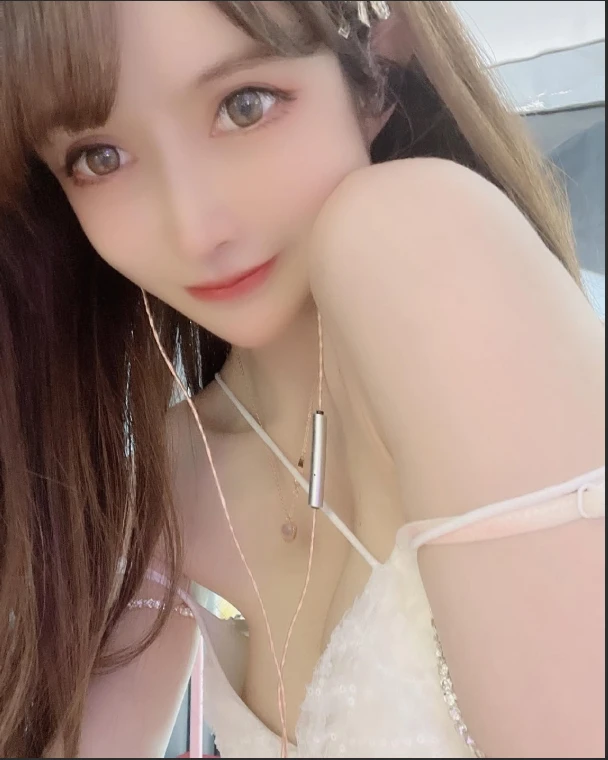 Nữ streamer xinh đẹp được fan trả gần 200 triệu cho một lần gặp