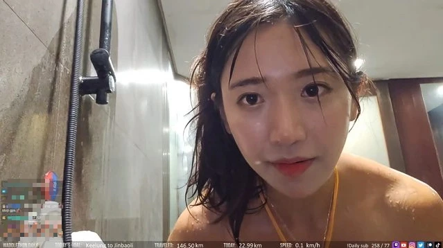 Phát trực tiếp cảnh t.ắ.m, nữ streamer hút hàng chục nghìn lượt xem