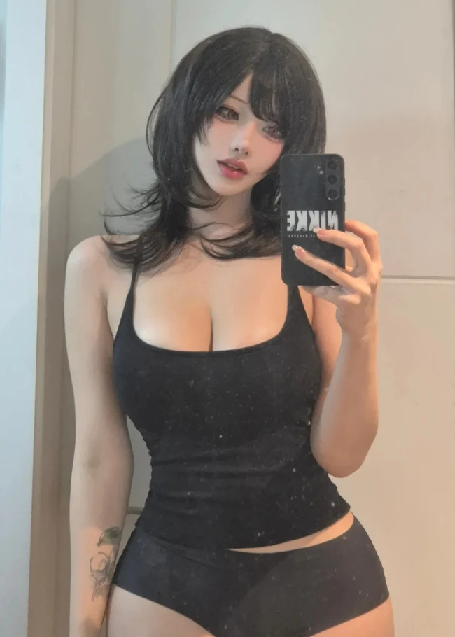 Thân mật quá đà với fan ngay tại sự kiện, hot girl gợi cảm gây tranh cãi tột độ, phải lên tiếng giải thích Thân mật quá đà với fan ngay tại sự kiện, hot girl gợi cảm gây tranh cãi tột độ, phải lên tiếng giải thích