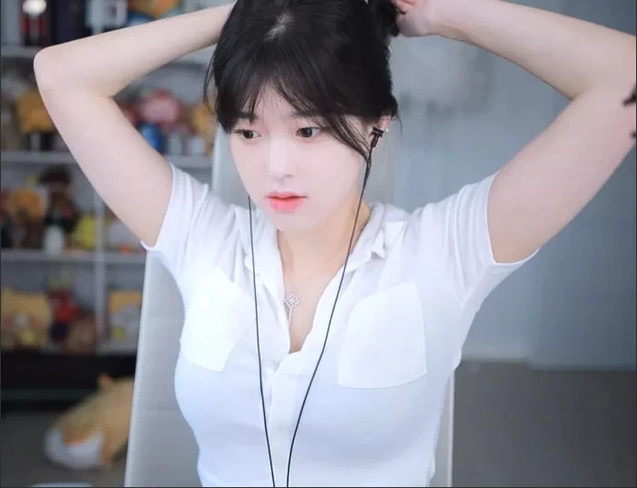 Tự chỉnh sửa trang phục trên sóng, nữ streamer "vô tình" cắt nhầm dây áo ngực, bị chỉ trích chiêu trò