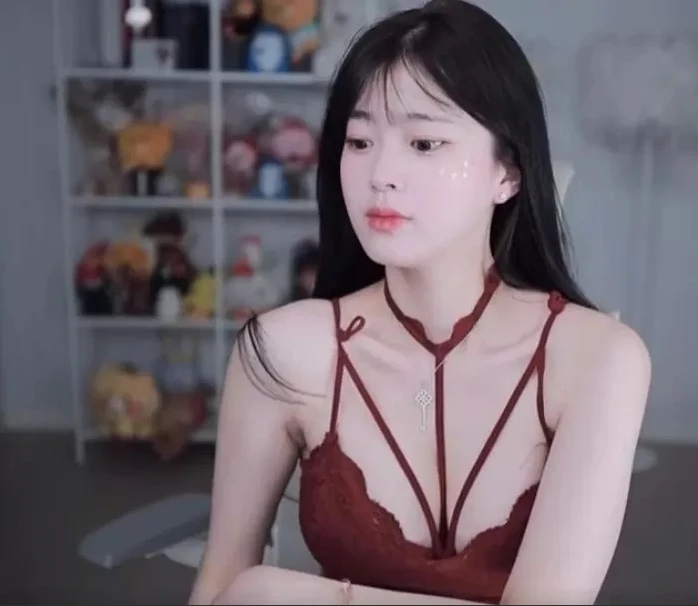 Tự chỉnh sửa trang phục trên sóng, nữ streamer "vô tình" cắt nhầm dây áo ngực, bị chỉ trích chiêu trò