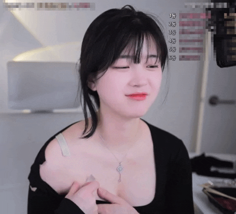 Tự chỉnh sửa trang phục trên sóng, nữ streamer "vô tình" cắt nhầm dây áo ngực, bị chỉ trích chiêu trò