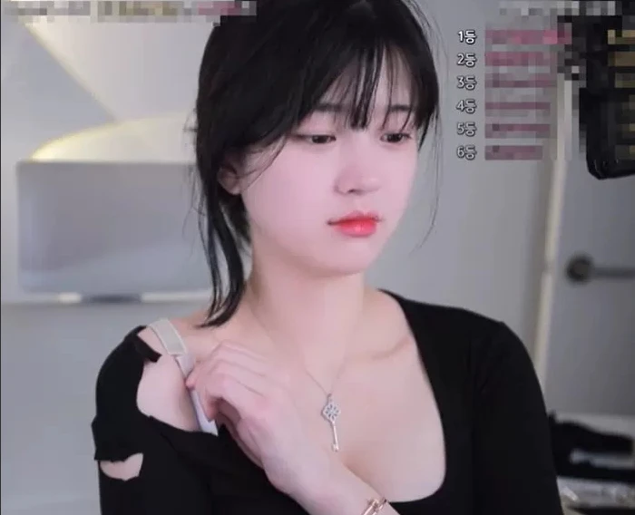 Tự chỉnh sửa trang phục trên sóng, nữ streamer "vô tình" cắt nhầm dây áo ngực, bị chỉ trích chiêu trò