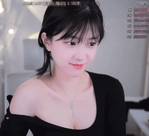Tự chỉnh sửa trang phục trên sóng, nữ streamer "vô tình" cắt nhầm dây áo ngực, bị chỉ trích chiêu trò