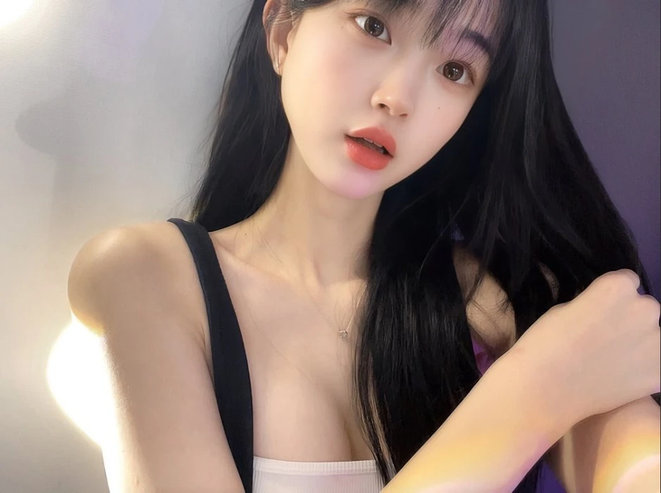 Tự chỉnh sửa trang phục trên sóng, nữ streamer "vô tình" cắt nhầm dây áo ngực, bị chỉ trích chiêu trò