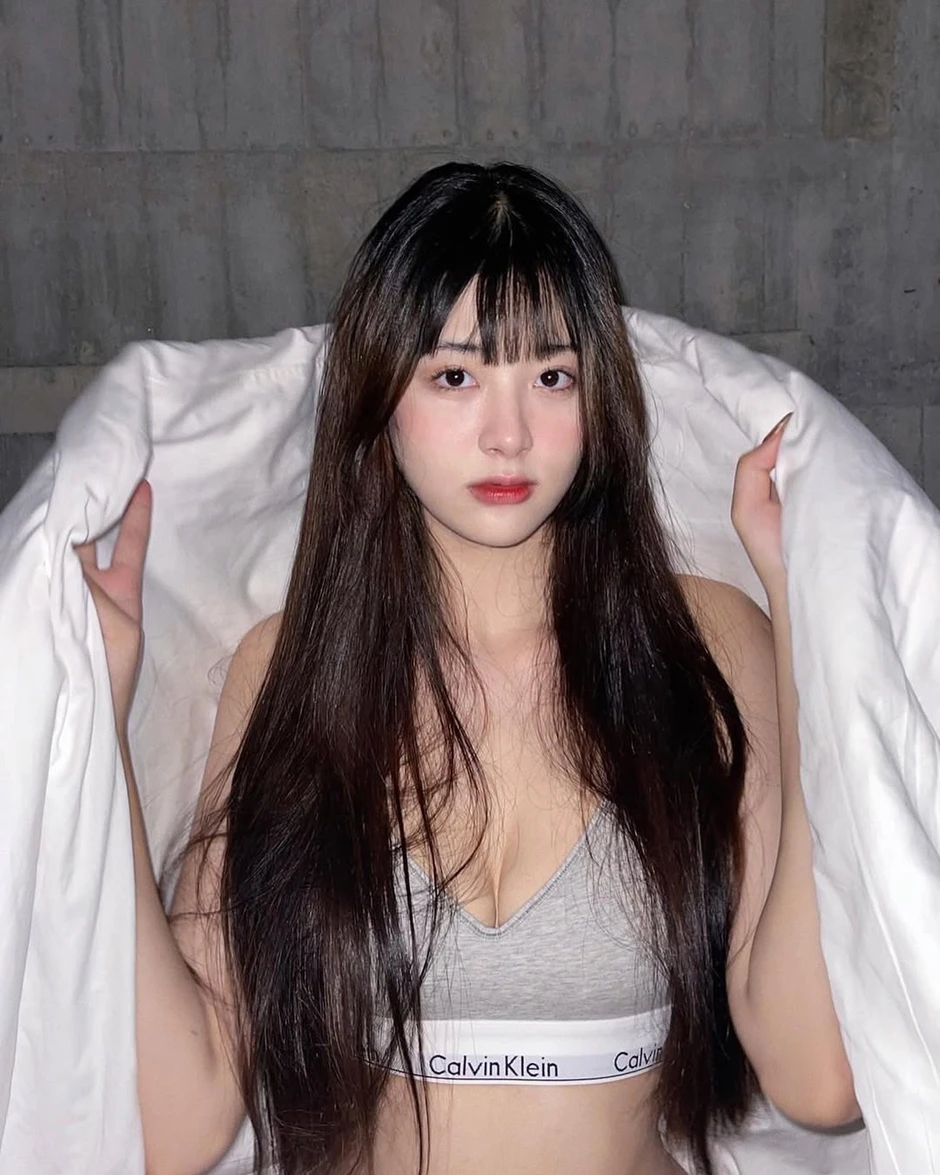 Từng bị cấm sóng vì hớ hênh, nữ streamer gợi cảm đổi hướng đột ngột, fan cứng cũng phải bất ngờ
