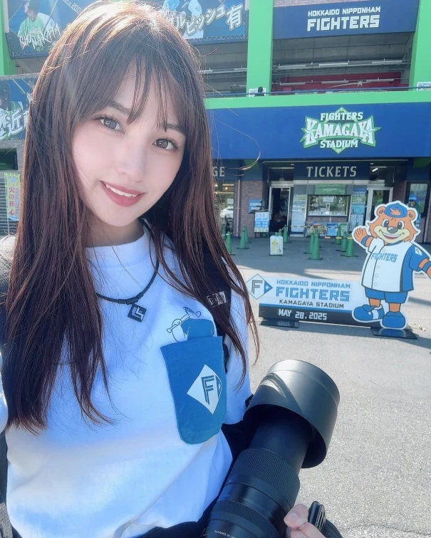 Từng đưa ra quy tắc khắt khe với fan về vấn đề vòng một, hot girl nổi tiếng liên tục tung ảnh gợi cảm khiến cộng đồng tranh cãi
