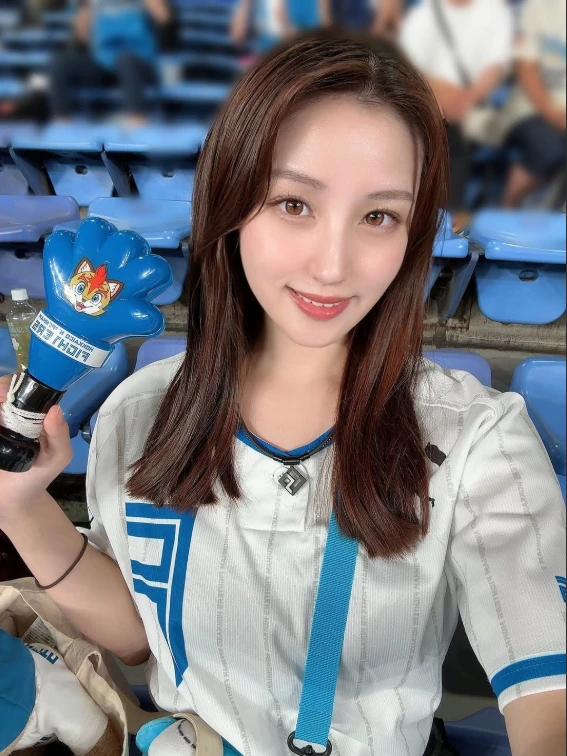 Từng đưa ra quy tắc khắt khe với fan về vấn đề vòng một, hot girl nổi tiếng liên tục tung ảnh gợi cảm khiến cộng đồng tranh cãi