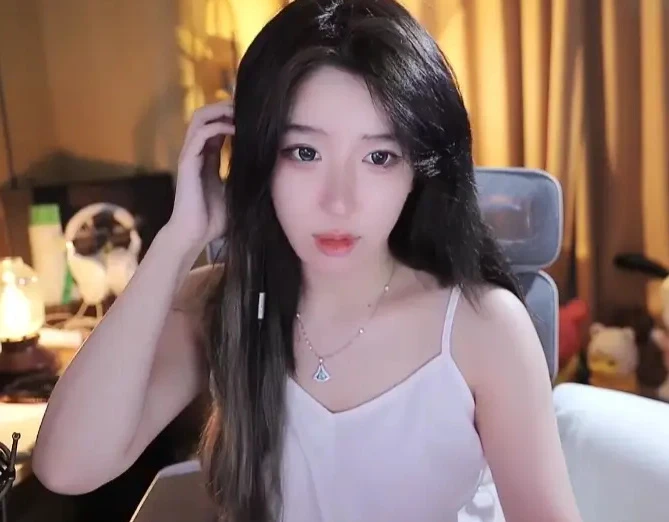 Tuyên bố quá mệt mỏi, không thể tiếp tục, nữ streamer gợi cảm bất ngờ bị ném đá không thương tiếc