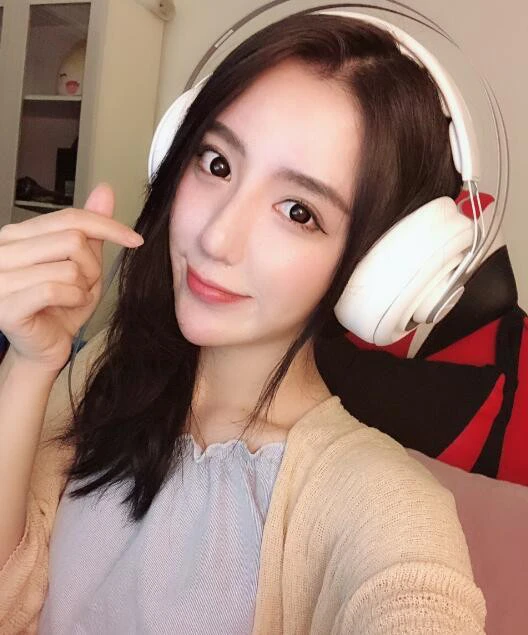 Tuyên bố quá mệt mỏi, không thể tiếp tục, nữ streamer gợi cảm bất ngờ bị ném đá không thương tiếc
