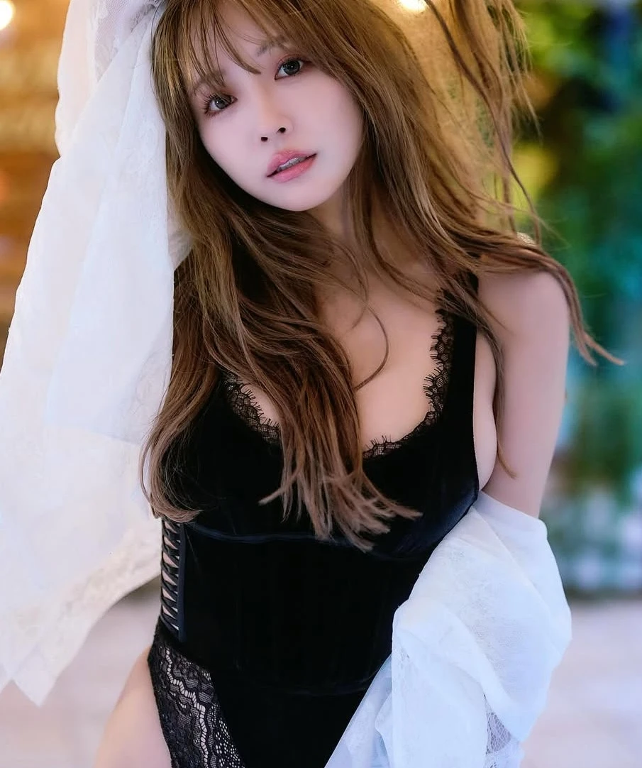 Yua Mikami gây sốt với loạt ảnh trong thang máy, thu hút gần 80.000 lượt thích