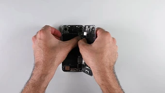"Giải phẫu" iPhone 17e: Apple chỉ cần vài phút để thêm MagSafe vào iPhone 16e