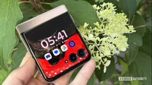 5 điện thoại Android nên mua thay vì Samsung Galaxy Z Flip 8