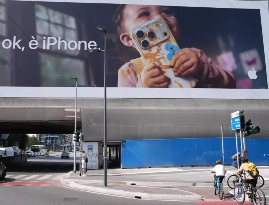 Apple phải gỡ gấp bảng quảng cáo iPhone vì liên quan tới trẻ em