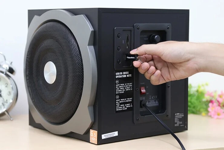Bí mật đằng sau lỗ tròn phía sau loa mà nhiều người chưa biết Bí mật đằng sau lỗ tròn phía sau loa mà nhiều người chưa biết