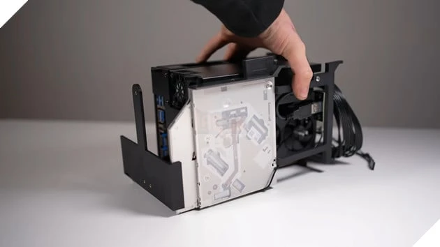 Biến Xbox Series X thành PC gaming "hàng khủng": Gắn cả RTX 5060 vào vỏ console
